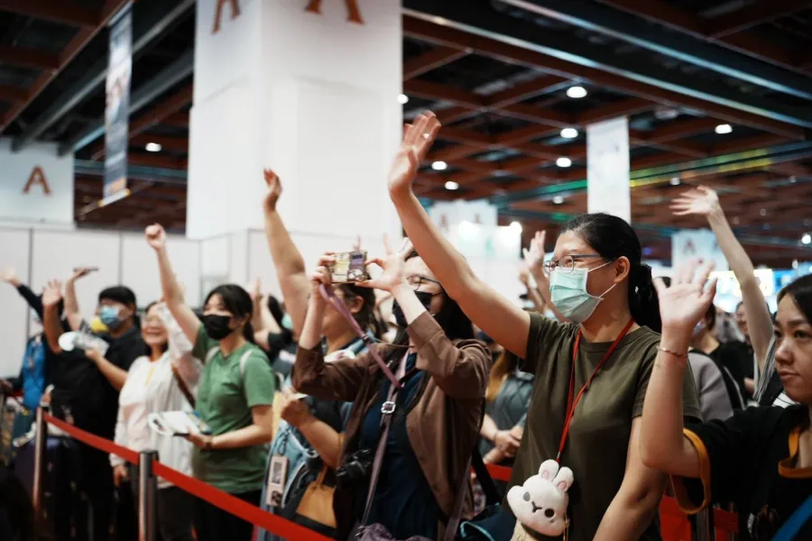 2025漫博：《在第∞次死亡擁抱你》小說暨漫畫聯合簽名會作者草子信、插畫阿蟬、漫畫蔡鴻忠共同登場！