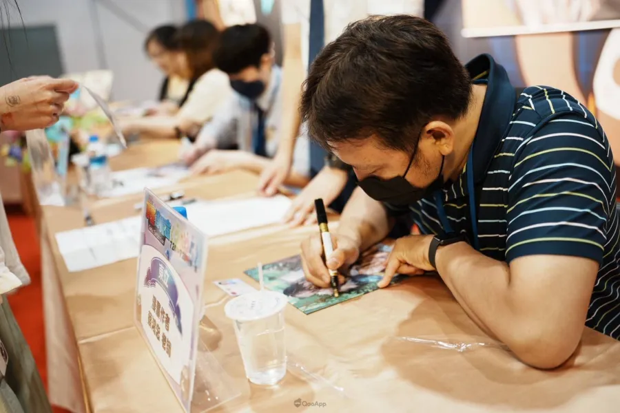 2025漫博：《在第∞次死亡擁抱你》小說暨漫畫聯合簽名會作者草子信、插畫阿蟬、漫畫蔡鴻忠共同登場！