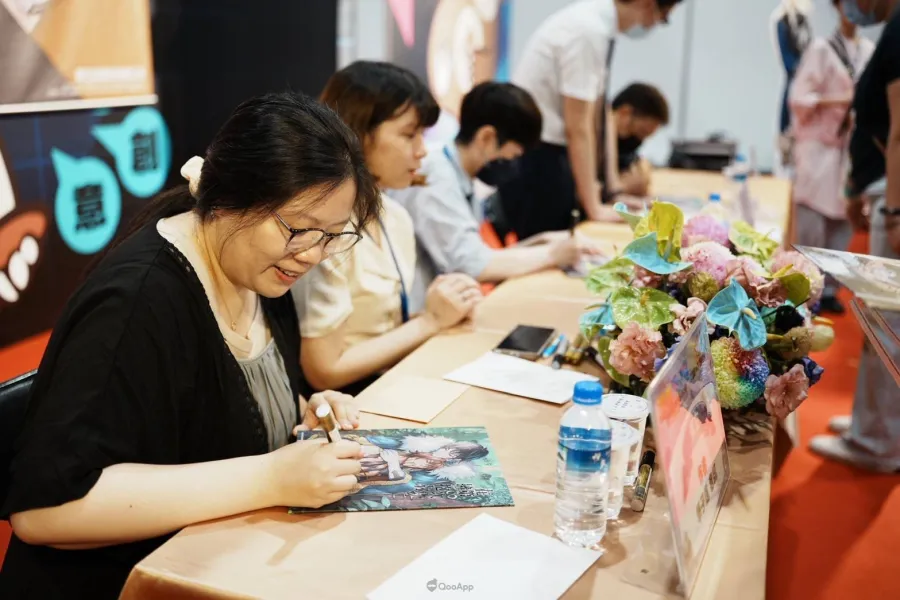 2025漫博：《在第∞次死亡擁抱你》小說暨漫畫聯合簽名會作者草子信、插畫阿蟬、漫畫蔡鴻忠共同登場！