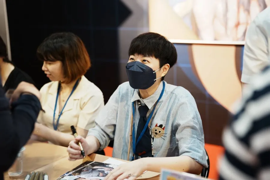 2025漫博：《在第∞次死亡擁抱你》小說暨漫畫聯合簽名會作者草子信、插畫阿蟬、漫畫蔡鴻忠共同登場！