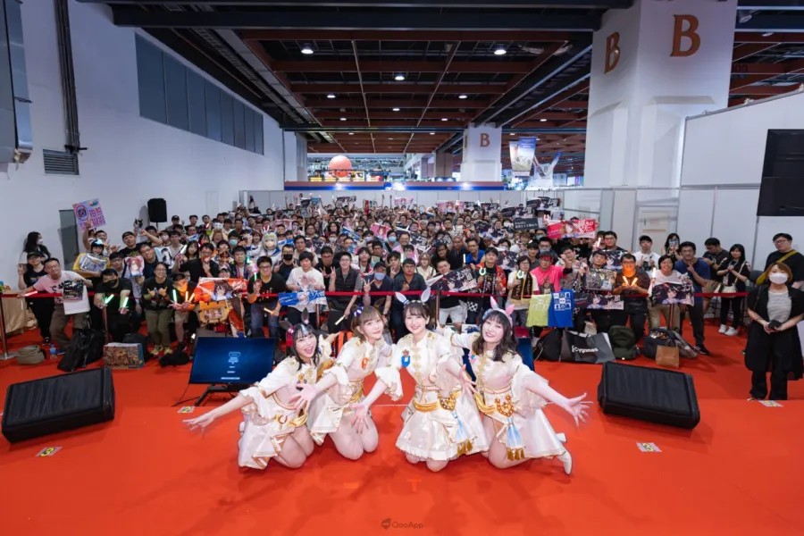 2025漫博:《賽馬娘 Pretty Derby》首次海外「出閘」!高柳知葉、髙橋ミナミ、矢野妃菜喜與福嶋晴菜共同登台和訓練員一起展現熱情! 13 團體紀念照 速報用