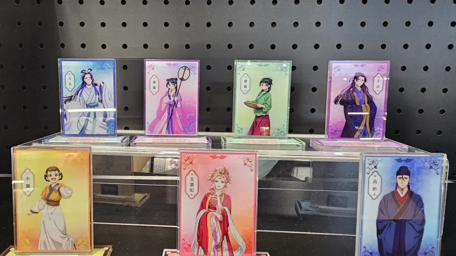 《藥師少女的獨語》首次大型快閃店登陸高雄!精緻宮廷風場景×3米高貓貓氣偶×百款周邊拍好買滿! 38 20250829 kusuriya popupshop 133243
