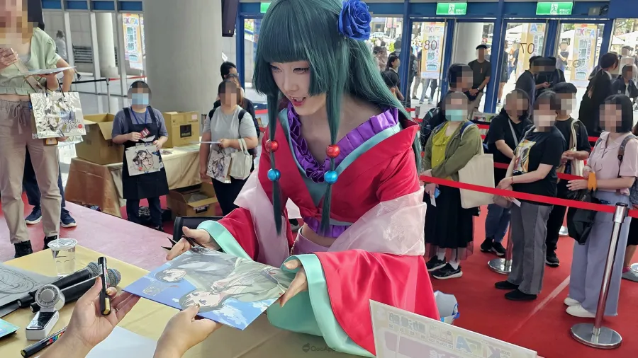 《藥屋少女的呢喃》漫畫家倉田三之路2025高雄動漫節簽名會回顧！分享創作幕後心路歷程