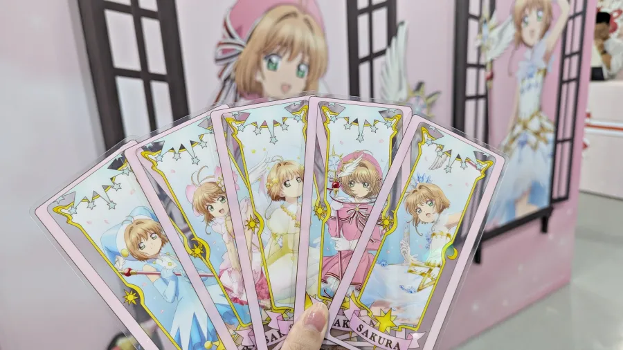 《庫洛魔法使 透明牌篇》春日粉櫻快閃店華山亮麗登場!全新春季風格粉嫩抽卡機、下午茶外帶點心迎接春天氣息🌸 36 PXL 20260225 081644430
