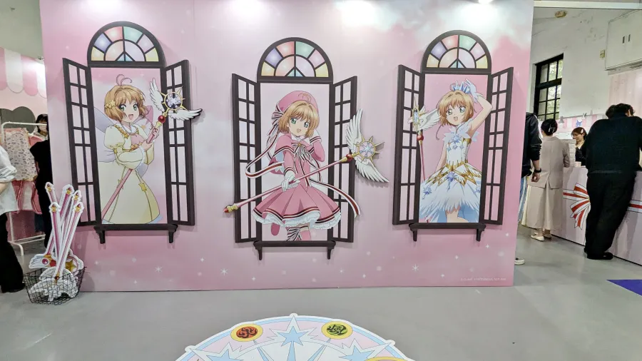 《庫洛魔法使 透明牌篇》春日粉櫻快閃店華山亮麗登場!全新春季風格粉嫩抽卡機、下午茶外帶點心迎接春天氣息🌸 2 PXL 20260225 080951084