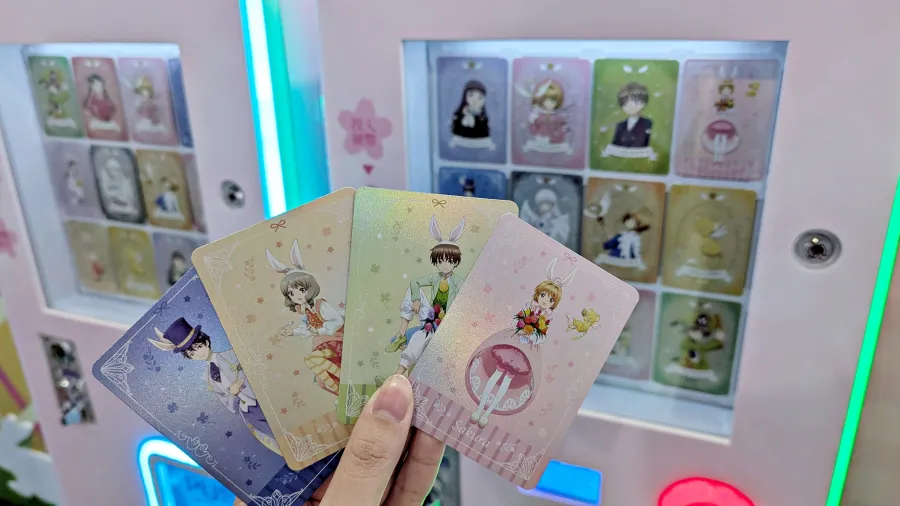 《庫洛魔法使 透明牌篇》春日粉櫻快閃店華山亮麗登場!全新春季風格粉嫩抽卡機、下午茶外帶點心迎接春天氣息🌸 13 PXL 20260225 081437442