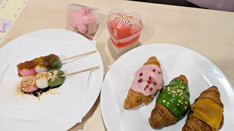 《庫洛魔法使 透明牌篇》春日粉櫻快閃店華山亮麗登場!全新春季風格粉嫩抽卡機、下午茶外帶點心迎接春天氣息🌸 9 PXL 20260225 084522515