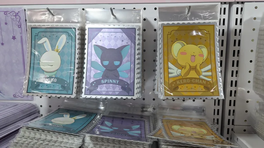 《庫洛魔法使 透明牌篇》春日粉櫻快閃店華山亮麗登場!全新春季風格粉嫩抽卡機、下午茶外帶點心迎接春天氣息🌸 18 PXL 20260225 082740545
