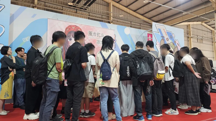 《薰香花朵凛然綻放》三香見SAKA來台首場簽名會台中動漫節登場💐加碼特別現場作畫掀高潮 14 20260403 1803450