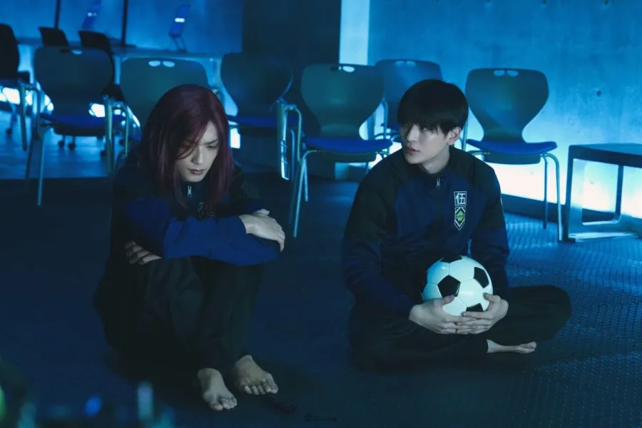《藍色監獄》真人版電影台灣將於8月12日上映,公開中文版電影海報 2 高橋文哉「潔世一」(右)和「TEAM」成員 K「凪誠士郎」在《藍色監獄》真人版電影中上演最極致的足球競技殊死鬥